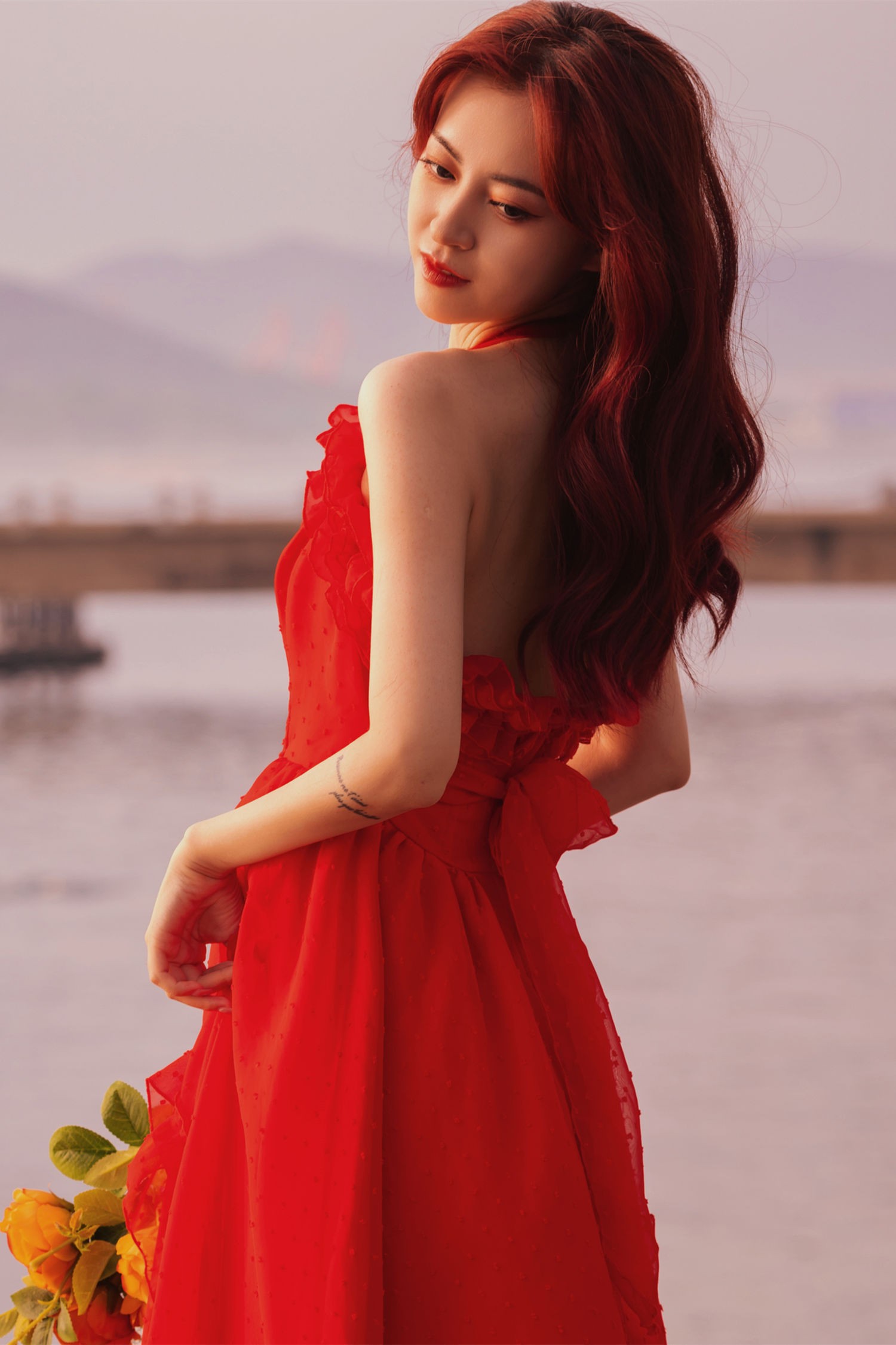 艺图语 海边夕阳和红裙女孩-COS世界